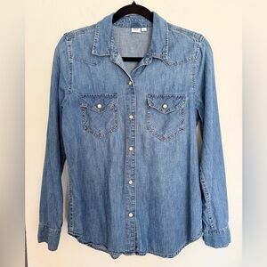 GAP Light Blue Women’s Denim Western Shirt.  Size Medium.
